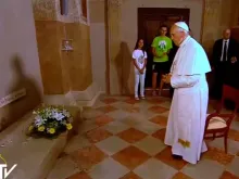Papa Francisco reza diante do túmulo de Padre Primo Mazzolari.