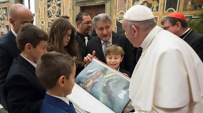 PapaFranciscoRabbiAbrahamSkorkaPresentacinTorah_LOsservatoreRomano_230117.jpg ?? 