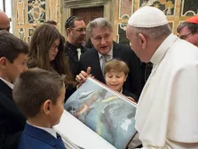 Papa Francisco com o rabino Abraham Skorka na apresentação de uma edição especial da Torá no Vaticano 