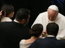 Papa saúda jovens recém-casados.