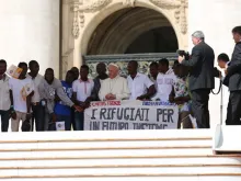 Papa com um grupo de migrantes durante uma audiência em São Pedro.