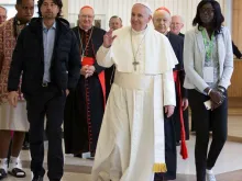 Papa Francisco ao chegar à reunião pré-sinodal.