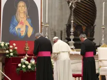 Papa Francisco reza diante de um ícone de Nossa Senhora na Basílica de São Pedro.
