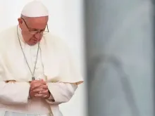 Papa Francisco rezando. Crédito: Daniel Ibáñez