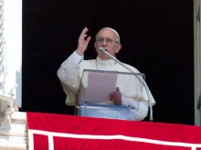 Papa abençoa os fiéis presentes no Vaticano.