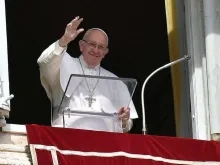 Papa Francisco acena para os fiéis.