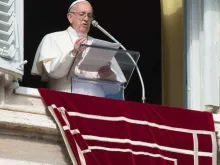 O Papa durante a oração do Ângelus.