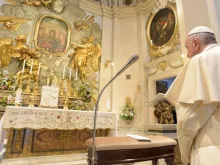 Papa Francisco durante a oração do Terço.