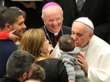 Papa Francisco saúda uma família no Vaticano