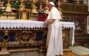 Papa Francisco ofereceu um buquê de flores para a Virgem 