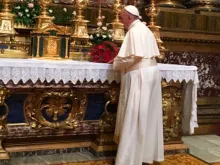 Papa Francisco ofereceu um buquê de flores para a Virgem 