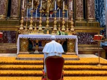 Papa Francisco rezando ante imagem Salus Populi Romani.