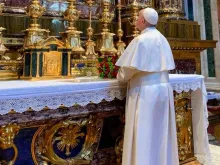Papa Francisco reza na Basílica de Santa Maria Maior.