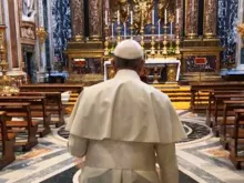 O Papa Francisco reza diante da Salus Populi Romani em uma imagem de arquivo.