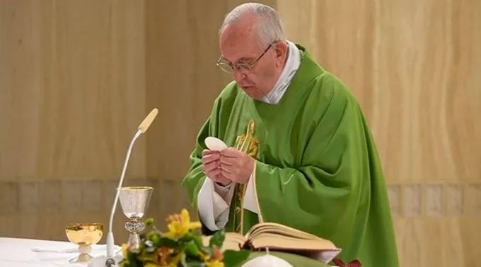 PapaFranciscoSantaMartaLOR200516.jpg ?? 