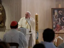 Papa Francisco durante a homilia na Casa Santa Marta 
