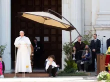 Papa fala aos fiéis reunidos diante do Santuário de Loreto.