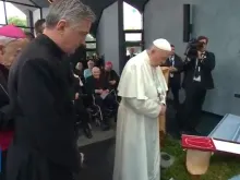 Papa oferece um terço à Virgem no Santuário de Knock.