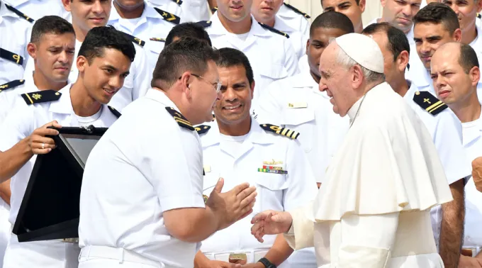 PapaFranciscoSaudaNavioEscolaBrasil_FotoVaticanMedia.jpg ?? 