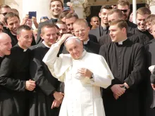 Imagem referencial: Papa Francisco junto com seminaristas