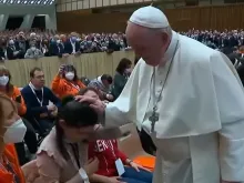 O papa Francisco abençoa jovem com deficiência