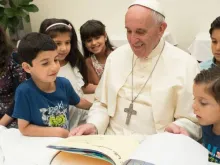 Papa Francisco com um grupo de refugiados sírios que levou para Roma, depois da sua visita à Ilha grega de Lesbos.