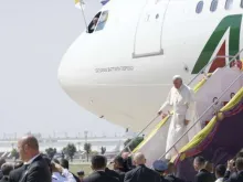 Papa Francisco descendo do avião papal.