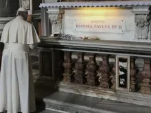 Papa Francisco diante do túmulo de São João Paulo II. Foto Vatican Media