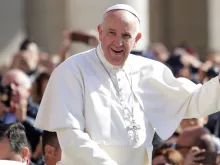 Papa saúda os fiéis na Audiência Geral 