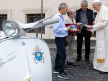 Papa conversa com participantes do encontro de motos.