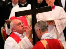 Papa Francisco em frente à Cruz, na liturgia da Sexta-feira Santa de 2013.