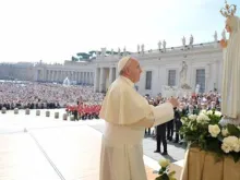 Papa Francisco diante da Virgem de Fátima 