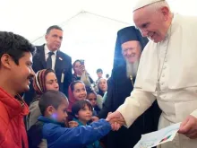 Papa com um grupo de refugiados na ilha de Lesbos em abril de 2016.