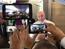 Papa Francisco fala com os jornalistas.