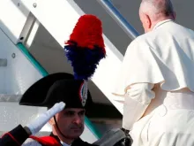 Papa Francisco subindo ao avião que o leva de Roma ao Panamá.
