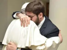Papa Francisco abraça o fotógrafo Daniel Ibáñez. Crédito: Vatican Media