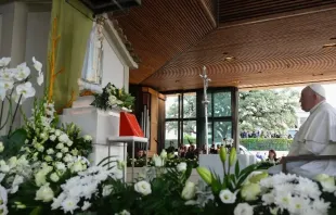 O papa Francisco reza em silêncio por vários minutos diante da imagem de Nossa Senhora de Fátima em 5 de agosto.