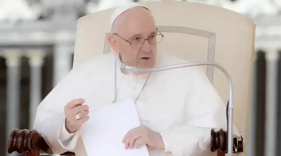 Papa Francisco pede a embaixadores que se comprometam com a paz