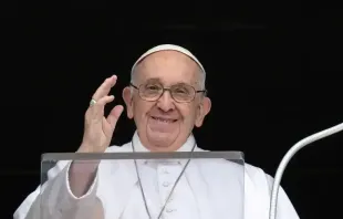 O papa Francisco saúda os fiéis durante o Ângelus