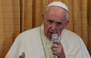 Papa Francisco no avião de regresso de Azerbaijão a Roma.