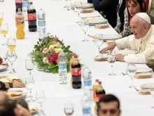Imagem referencial. Papa Francisco almoça com os pobres no Vaticano.