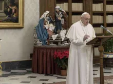 Papa Francisco rezando o Ângelus da biblioteca.