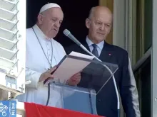 Papa Francisco no Ângelus com o presidente de Ajuda à Igreja que Sofre.