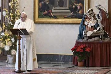 PapaFrancisco_Angelus_biblioteca_Epifania_6122021_VaticanMedia.jpg