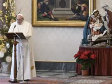 Papa Francisco durante o Ângelus na biblioteca.