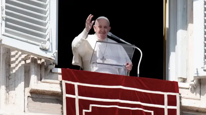PapaFrancisco_Angelus_sonriente_21022021_VaticanMedia.webp ?? 