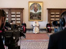 Papa Francisco na Audiência Geral sem fiéis no Vaticano.