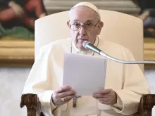 Papa Francisco lê seu discurso na biblioteca apostólica.