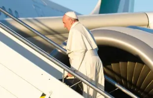 Papa Francisco embarcando em um avião (Imagem do arquivo