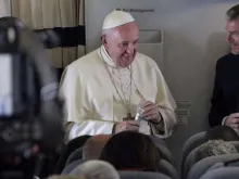Papa Francisco no avião com jornalistas em 2019.